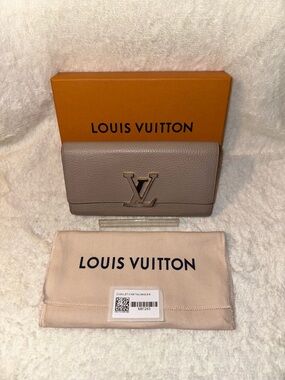 Louis Vuitton Capucines Beige Pebble Taurillon Leather Long Wallet